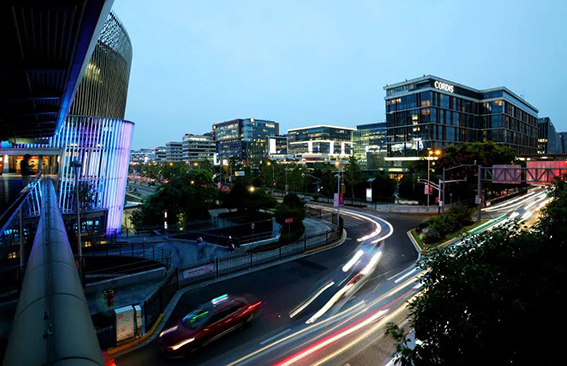 1606979236693026.jpg wx這是從連接虹橋商務(wù)區(qū)和虹橋交通樞紐的人行天橋上俯瞰虹橋商務(wù)區(qū)(2020年9月10日攝)。.jpg